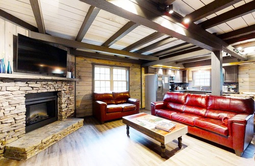 Gatlinburg Cabin | Bigfoots Hideaway (1-Bedroom Cabin) with Mountain view by RedAwning