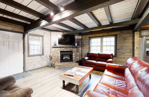 Gatlinburg Cabin | Bigfoots Hideaway (1-Bedroom Cabin) with Mountain view by RedAwning