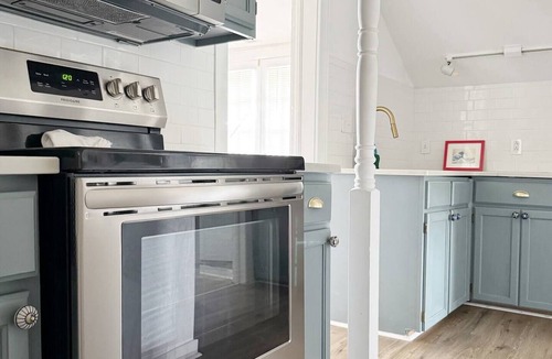 Evansville Apartment | Birthday Suite/1 BD/1BA Apt in Holiday House
