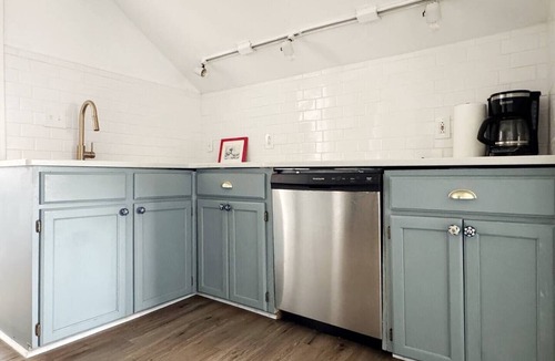 Evansville Apartment | Birthday Suite/1 BD/1BA Apt in Holiday House