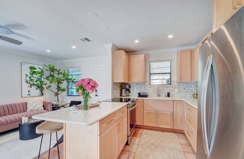 Sunshine Park House | Black Flamingo: Flamingo Park Walkable, Pet Friendly, Fenced In Yard