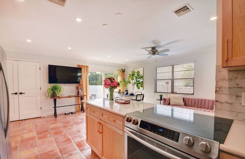 Sunshine Park House | Black Flamingo: Flamingo Park Walkable, Pet Friendly, Fenced In Yard