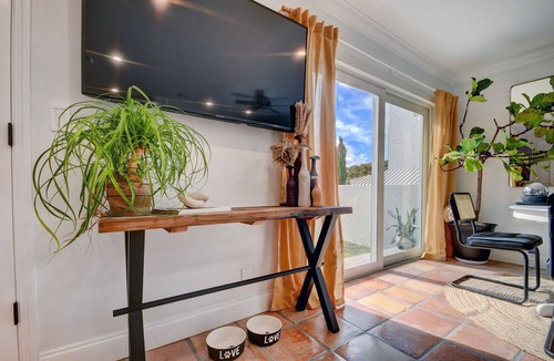 Sunshine Park House | Black Flamingo: Flamingo Park Walkable, Pet Friendly, Fenced In Yard