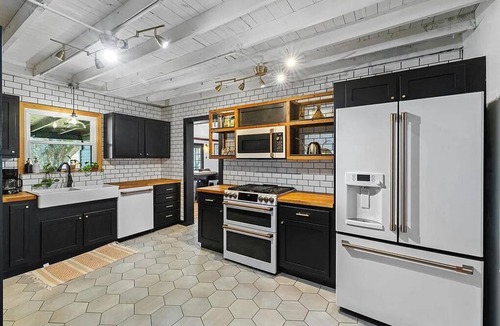 Owensboro House | Black remodeled farmhouse minutes to downtown Owensboro