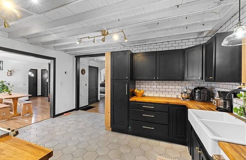 Owensboro House | Black remodeled farmhouse minutes to downtown Owensboro
