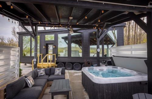 New Richmond House | Black Tie Affair - Eloquent Riverfront Experience