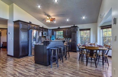 Sevierville Ski Chalet | BlackBeary Chalet, Family Friendly Secluded , Firepit, Views