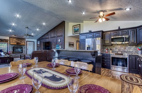 Sevierville Ski Chalet | BlackBeary Chalet, Family Friendly Secluded , Firepit, Views