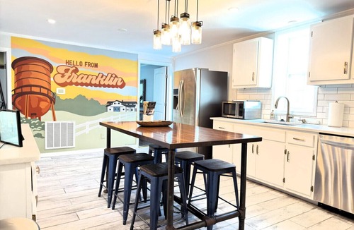 Franklin House | Blakely's Stone Cottage: Walk to downtown Franklin & Civil War Sites