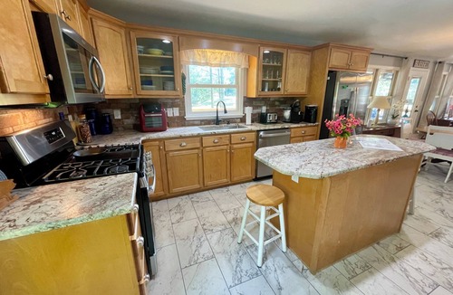Lansing House | Blessed on the New River - Riverfront, WIFI, Small Dog Friendly, Firepit, Gas Grill, Gas Stove