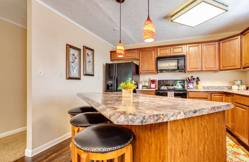 Arthur House | Blissful Bungalow across from LMU campus