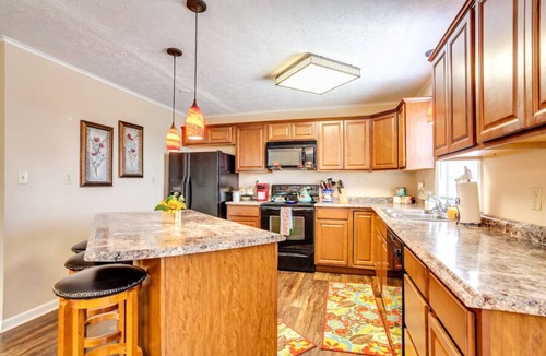 Arthur House | Blissful Bungalow across from LMU campus