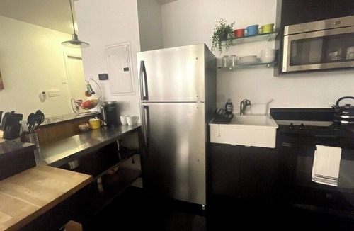 Bloomfield Apartment | Bloomfield~ West Penn~ Elevator~Parking~King Bed