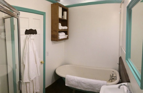Water Valley Apartment | Blu-Buck Mercantile Hotel Apt. B