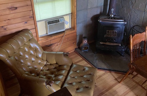 Bruno Resort | Blue Clouds Ozarks Resort - The Log Cabin/ Honeymoon Suite