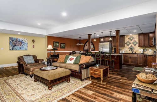 St. Stephens House | Blue Door Guesthouse – Gorgeous & Spacious 2BR/2BA Pool-Level Retreat