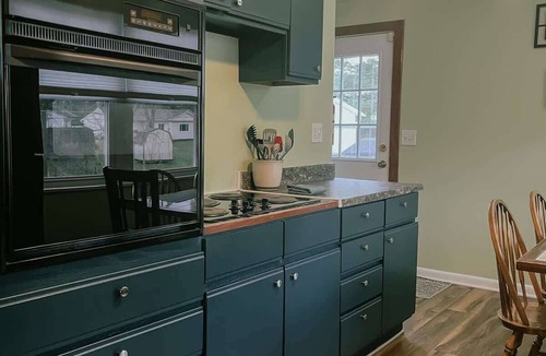 Logan Cottage | 'Blue Heron Cottage' w/Game Room, Deck & Hot Tub