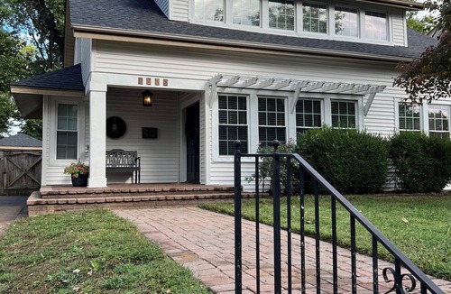 Owensboro House | Blue Moon Cottage: Historic Owensboro Home w/Large Pool, Music Room, Location!