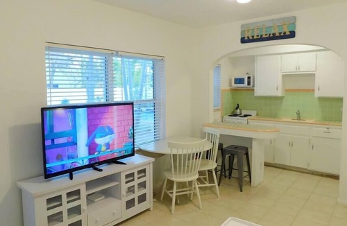 Coral Ridge Condo | Blue Parrot Inn #2- 1/1 Heated Pool 1 MI to Beach