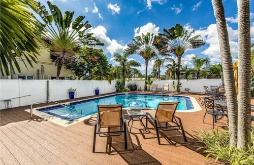 Coral Ridge Condo | Blue Parrot Inn #2- 1/1 Heated Pool 1 MI to Beach