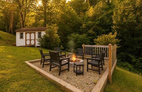 Waynesville House | Blue Spruce Retreat with Firepit & Mountain Views - Family Friendly