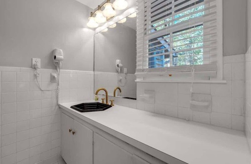 Asheville Cabin | Blue & Yellow Suites on the farm: hot tub & sauna!