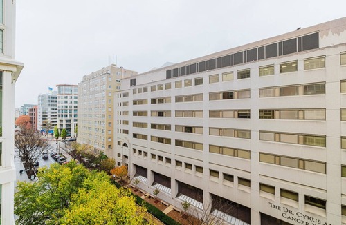 George Washington University Apartment | Blueground | Foggy Bottom, pool & gym, nr metro