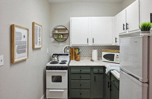 Maumee House | Boho abode Uptown Maumee by River-GREEN Side!