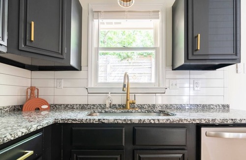 Lexington House | Boho-Glam Bungalow 2 Kings, Fire Pit, Fenced Yard, Prime location