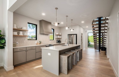 New Plymouth Cabin | Book this Luxury Hocking Hills Lodge! Sleeps 14 (4BR/2.5BA). Enjoy a spa-like bath, full kitchen, fireplace & deck in Arcadia Hills. The ultimate family getaway!