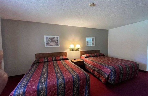 Boulder Junction Hotel | Boulder Bear Motor Lodge - Two Queen Beds 103 Front