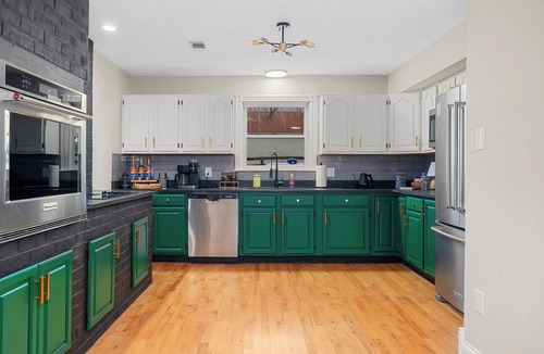 Lawrenceburg House | Bourbon Trail Cabin-Sleeps 10-Hot Tub, Firepit by Iconiq Stays