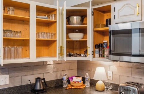 Lawrenceburg House | Bourbon Trail Cabin-Sleeps 10-Hot Tub, Firepit by Iconiq Stays