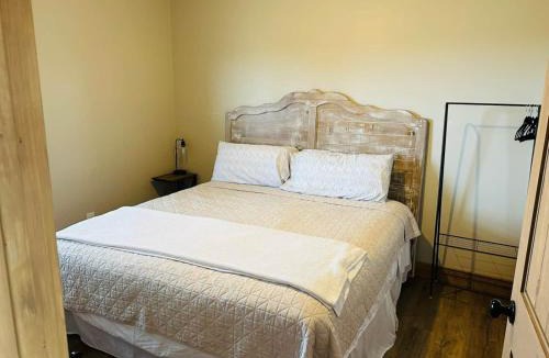 Harrodsburg House | Bourbon Villa at Daynabrook Farm with Hot Tub-6