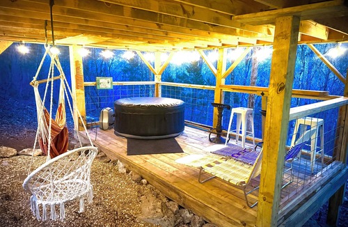 Trenton Cabin | Boutique MCM 2 bed cabin hot tub fire pit 15 min to downtown Chattanooga Tn