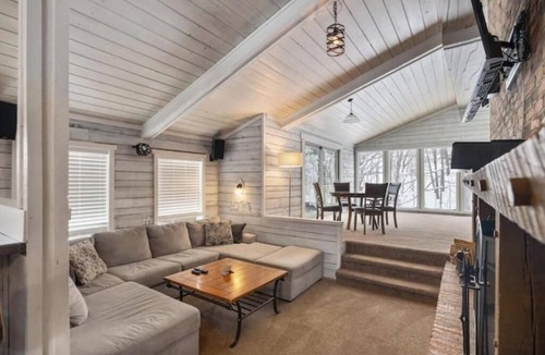 Boyne Falls House | Boyne Mountain Retreat Pet Friendly, WI-FI, Linens, 2 car garage