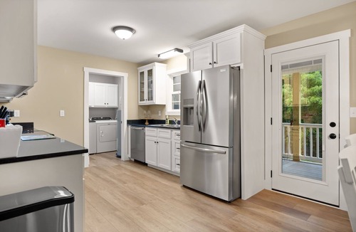 Somerset House | Brand New Build - Farm - Near Lake - Pet Friendly - Hot Tub