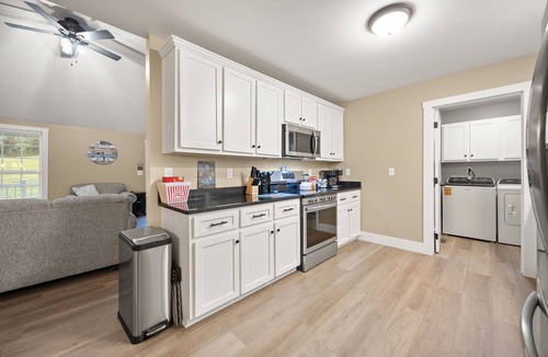 Somerset House | Brand New Build - Farm - Near Lake - Pet Friendly - Hot Tub
