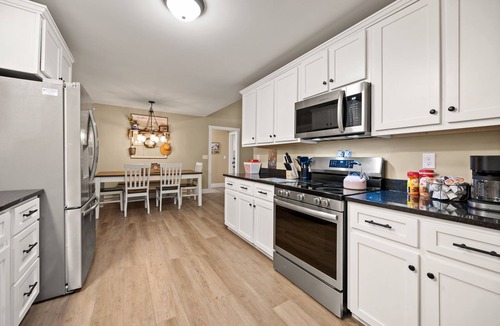 Somerset House | Brand New Build - Farm - Near Lake - Pet Friendly - Hot Tub