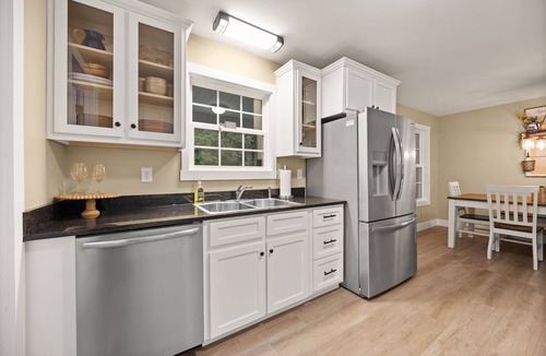 Somerset House | Brand New Build - Farm - Near Lake - Pet Friendly - Hot Tub