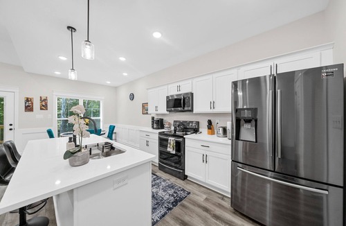 Clarksville House | Brand New Modern Comfort 3BR/2BA Entire House