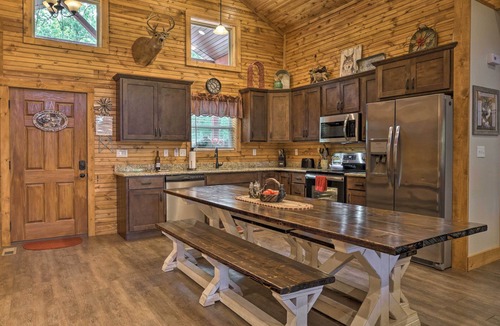 Reeds Spring Cottage | Branson West Cabin w/Pool Access & Golfing