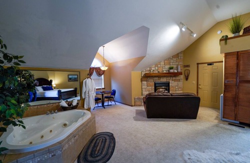Ponce De Leon Bed & Breakfast | Branson White River Suite: A Private Forest Retreat
