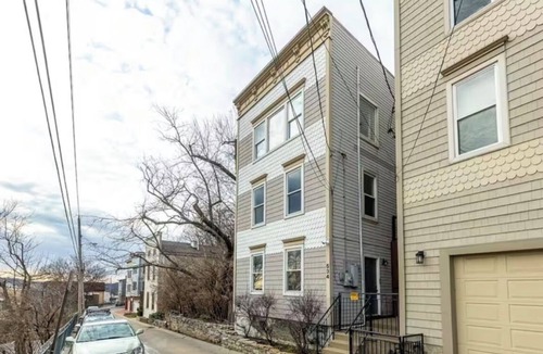 CUF House | Breathtaking City View Short Walk to Downtown King Suite Washer & Dryer