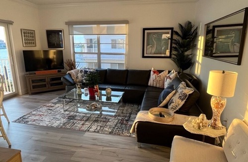 Central Beach Condo | Breathtaking Waterfront Escape in Fort Lauderdale — Chic, Bright & Top-Reviewed!