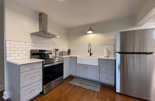 Brevard House | Brevard Bike and Hike Retreat (Walk to Downtown!)