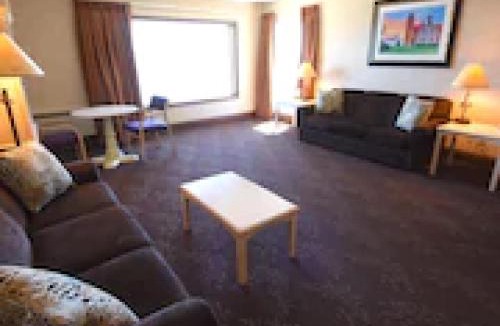 Mackinaw City Hotel | Bridge Vista Beach Hotel and Convention Center