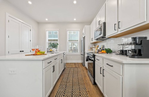 East Side House | Bright 3BR end-unit w/balcony + near Beltline & DT, Sleeps 5