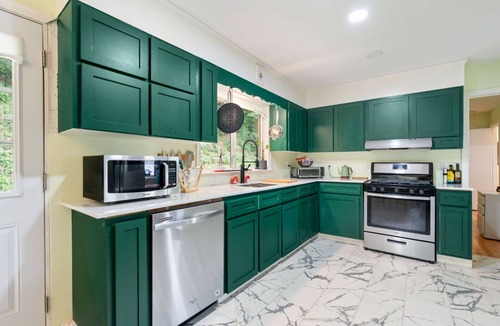 Crestline Heights House | Bright 3BR Retreat in Cahaba Heights, Safe and Central to Hospitals, Shopping