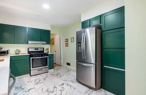 Crestline Heights House | Bright 3BR Retreat in Cahaba Heights, Safe and Central to Hospitals, Shopping